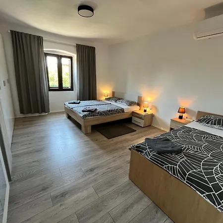 Via Dell' Arena بولا